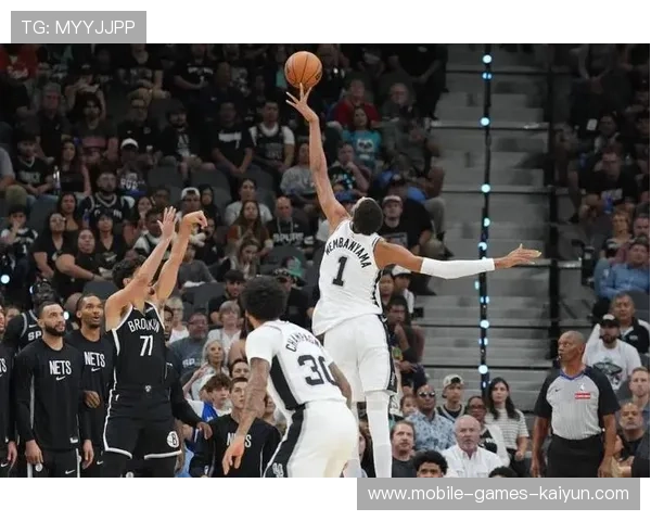 马刺禁区强势对抗连续得分